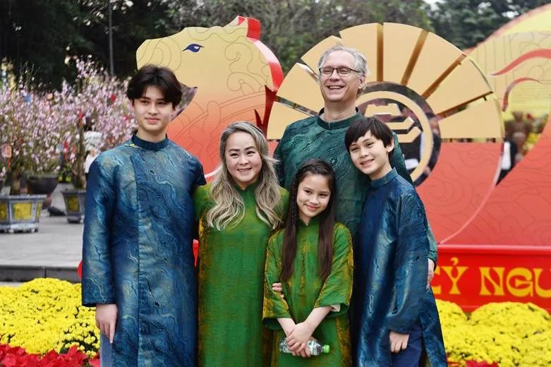 Du khách thích thú lưu lại khoảnh khắc đầu xuân bên người thân