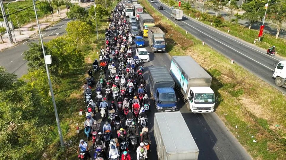 Dòng xe nối đuôi nhau trên quốc lộ 1, đoạn gần nút giao với quốc lộ 62 (phường Long An) Dòng xe nối đuôi nhau trên quốc lộ 1, đoạn gần nút giao với quốc lộ 62 (phường Long An)