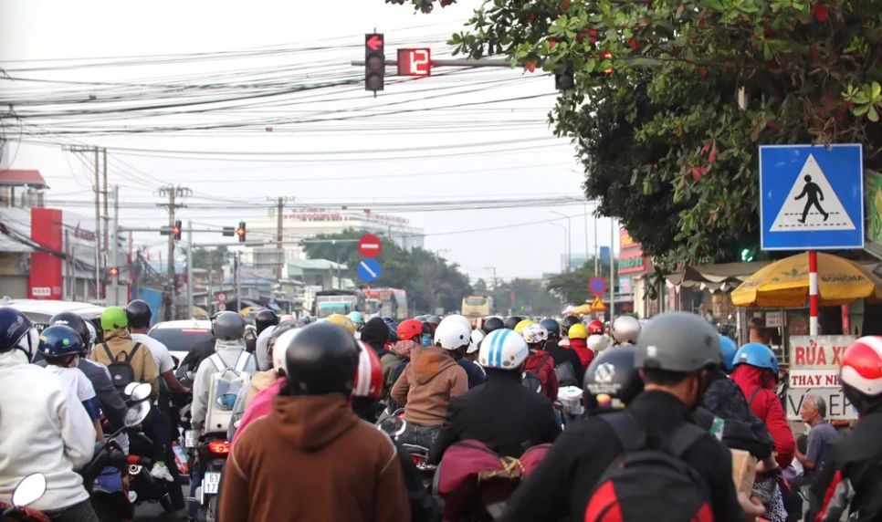 Quốc lộ về miền Tây quá tải, nhiều nơi kẹt xe kéo dài Quốc lộ về miền Tây quá tải, nhiều nơi kẹt xe kéo dài