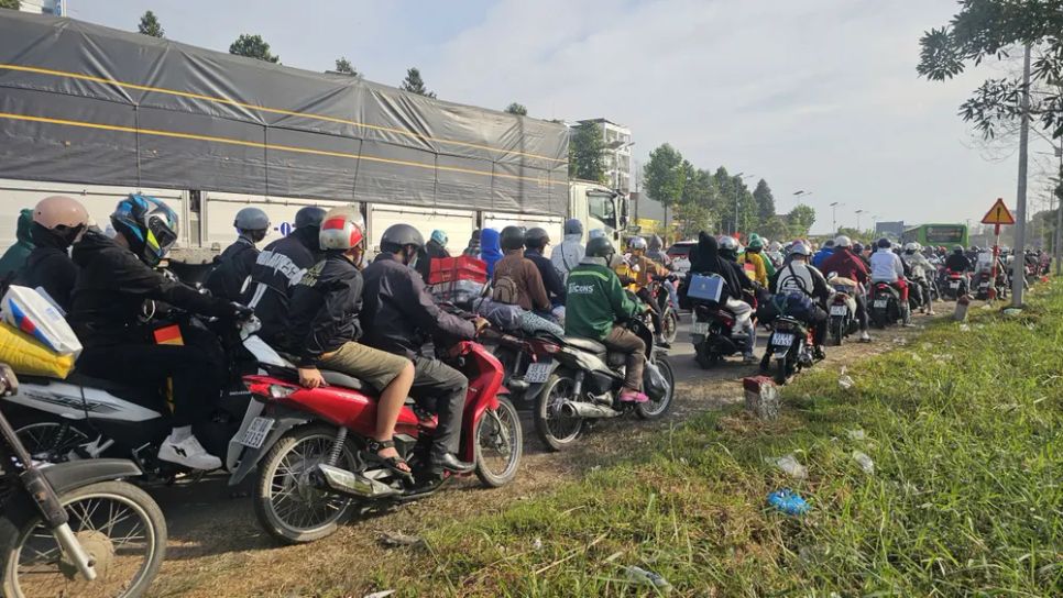 Quốc lộ về miền Tây quá tải, nhiều nơi kẹt xe kéo dài Quốc lộ về miền Tây quá tải, nhiều nơi kẹt xe kéo dài