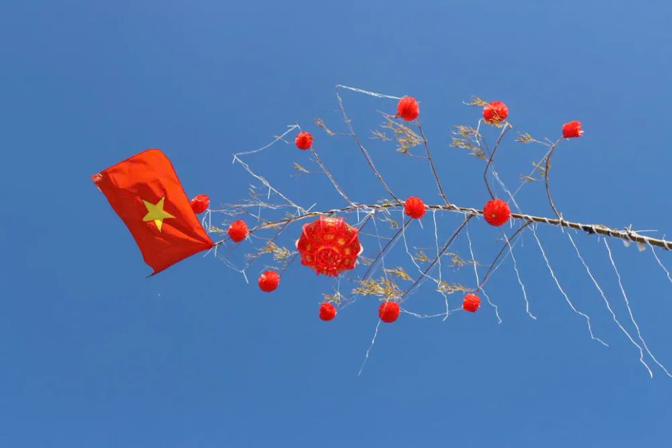 Cờ Tổ quốc được người dân gắn trên cây nêu, tung bay phấp phới