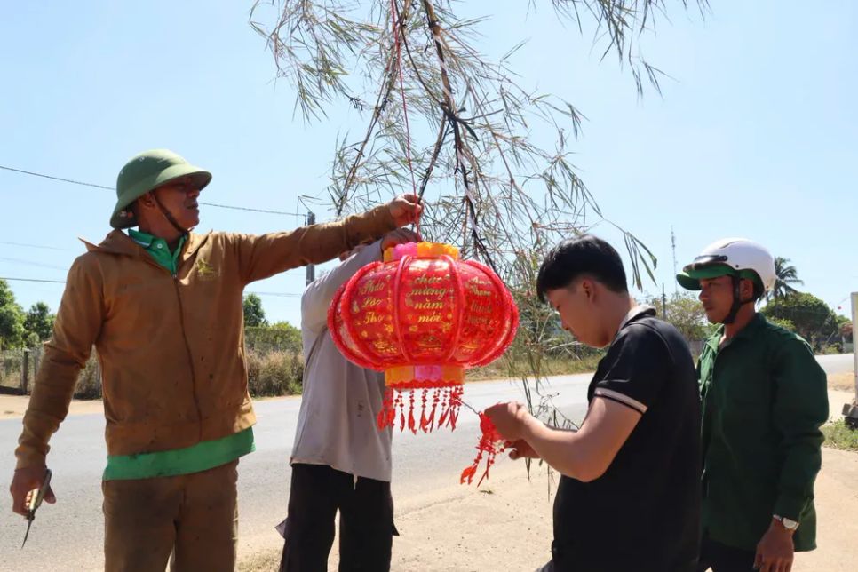 Gia Lai: Người dân dựng cây nêu rộn ràng đón tết
