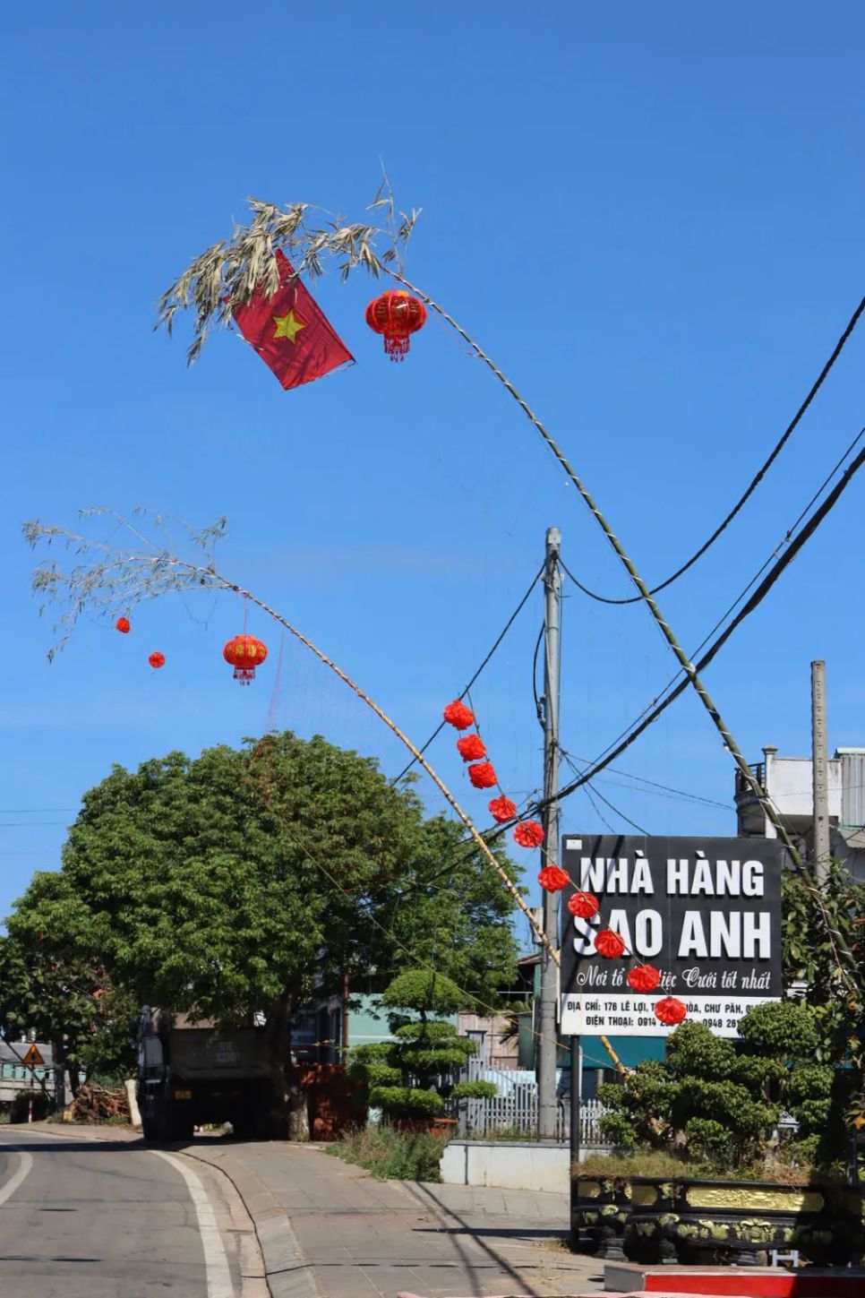 Gia Lai: Người dân dựng cây nêu rộn ràng đón tết