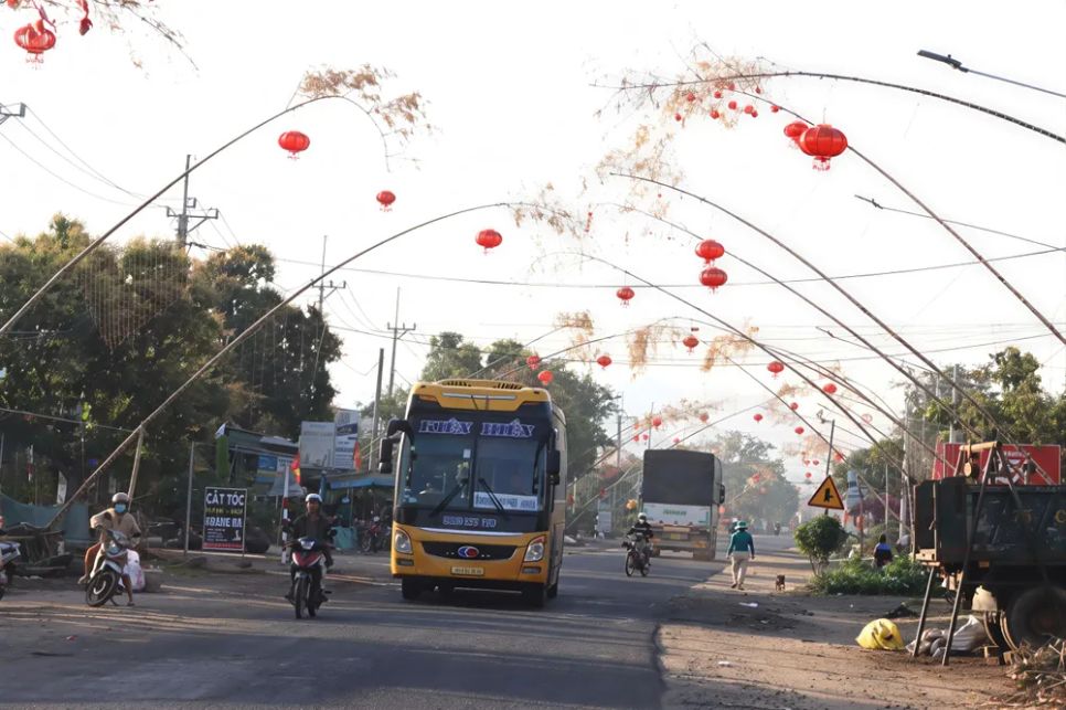 Gia Lai: Người dân dựng cây nêu rộn ràng đón tết