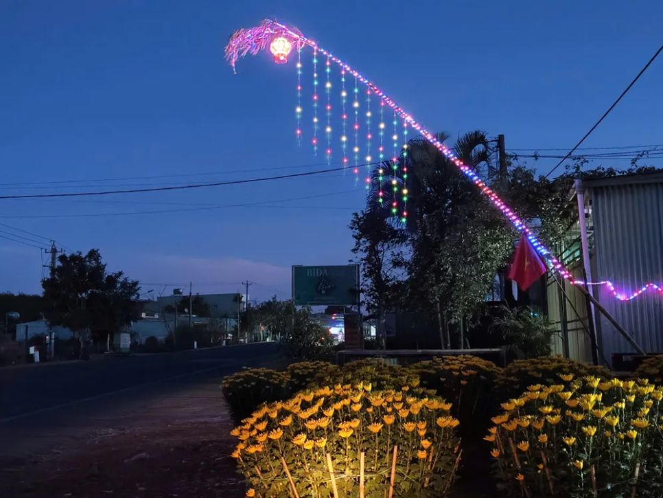 Gia Lai: Người dân dựng cây nêu rộn ràng đón tết