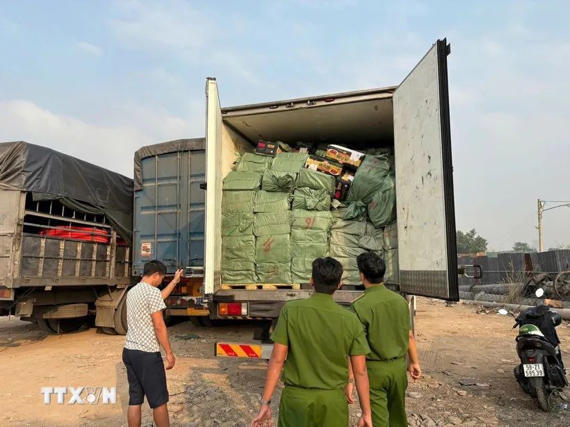 Lực lượng chức năng kiểm tra phát hiện 2 xe tải đông lạnh chứa hàng hóa không hóa đơn chứng từ chứng minh nguồn gốc xuất xứ. (Ảnh: TTXVN phát) Lực lượng chức năng kiểm tra phát hiện 2 xe tải đông lạnh chứa hàng hóa không hóa đơn chứng từ chứng minh nguồn gốc xuất xứ. (Ảnh: TTXVN phát)