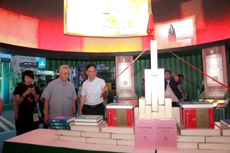 Các loại sách quý về Bác Hồ được trưng bày trang trọng, hiện đại, trong Không gian văn hóa Hồ Chí Minh tại Đường sách Tết Bính Ngọ 2026. Ảnh: DŨNG PHƯƠNG