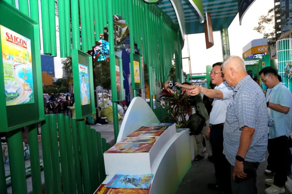 Không gian triển lãm báo xuân. Ảnh: DŨNG PHƯƠNG