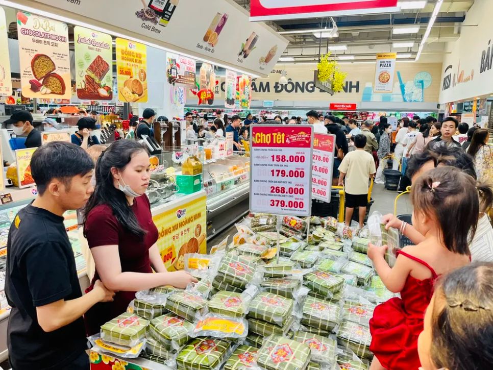 Khách lựa bánh chưng các loại tại siêu thị Khách lựa bánh chưng các loại tại siêu thị