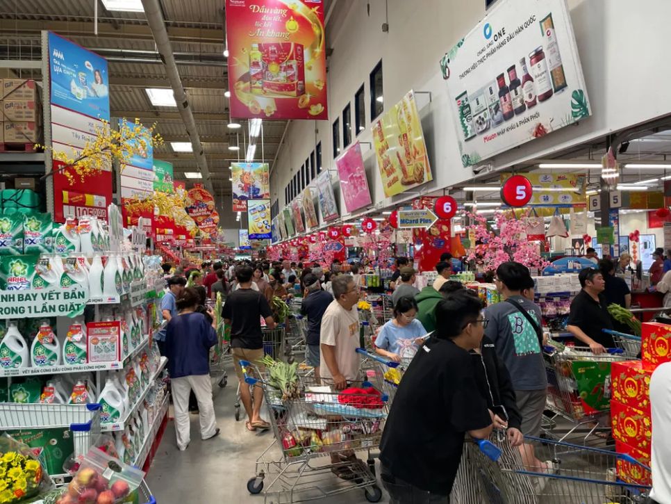 Khách mua sắm tăng mạnh vào chiều tối và kéo dài đến tận đêm Khách mua sắm tăng mạnh vào chiều tối và kéo dài đến tận đêm