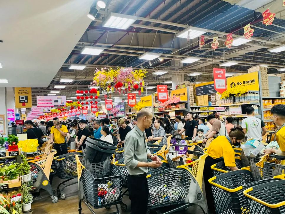 Khách xếp hàng dài trước khu vực tính tiền Khách xếp hàng dài trước khu vực tính tiền