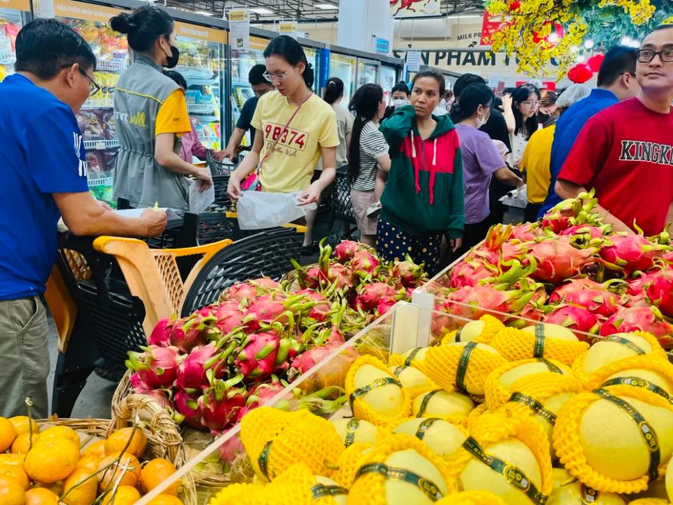 Khu vực bán trái cây đông nghẹt khách Khu vực bán trái cây đông nghẹt khách