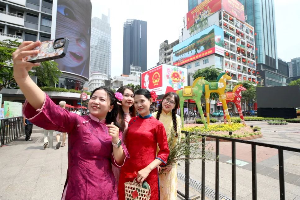 Dù chưa chính thức khai mạc nhưng Đường hoa Nguyễn Huệ Tết Bính Ngọ 2026 đã thu hút sự quan tâm và yêu thích của đông đảo người dân thành phố và du khách. Ảnh: DŨNG PHƯƠNG