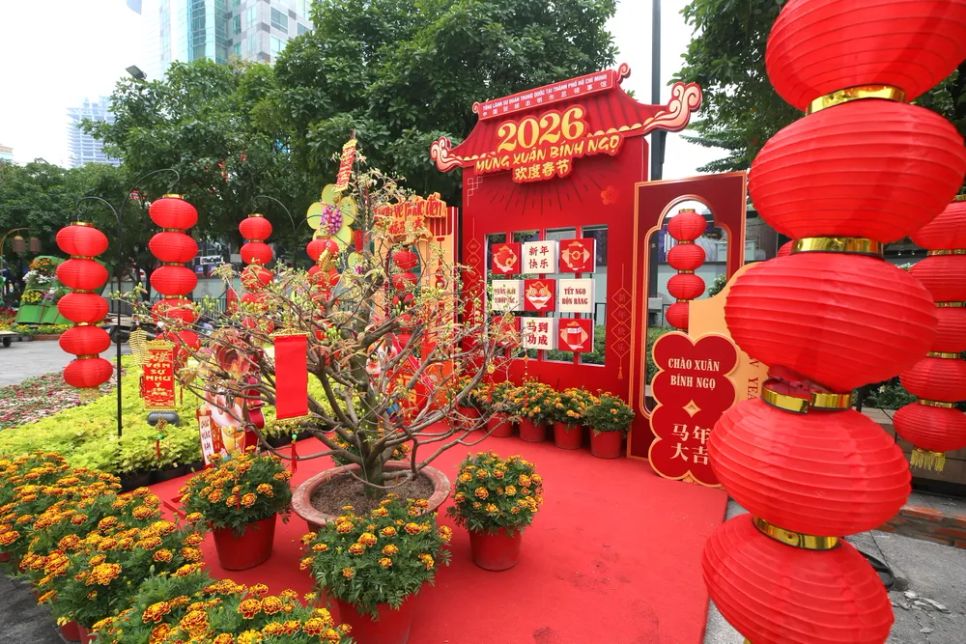 Không gian Tết của Tổng lãnh sự quán Trung Quốc tại TPHCM trên Đường hoa Nguyễn Huệ. Ảnh: DŨNG PHƯƠNG