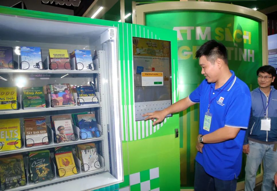 <p> Cây ATM Sách nghĩa tình tặng sách cho khách tham quan tại khu vực Đường sách Tết. Ảnh: DŨNG PHƯƠNG </p>