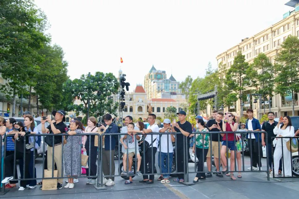 <p> Đông đảo người dân thành phố và du khách quốc tế thích thú theo dõi buổi chạy chương trình biểu diễn khai mạc Lễ hội Đường sách Tết Bính Ngọ năm 2026. Ảnh: DŨNG PHƯƠNG</p>