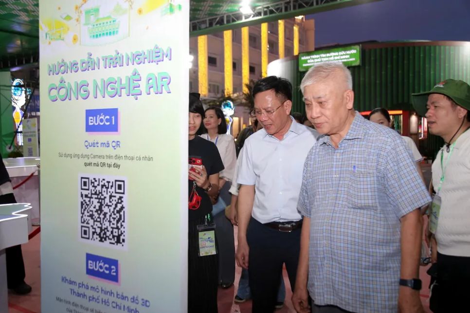 <p> Khu B của Đường sách nổi bật với hoạt động trải nghiệm công nghệ với hệ thống AR. Ảnh: DŨNG PHƯƠNG </p>