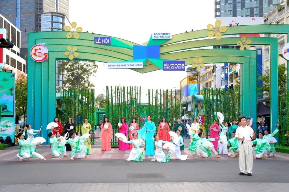 <p>Ca sĩ Quốc Đại và các người mẫu chạy chương trình biểu diễn khai mạc Lễ hội Đường sách Tết Bính Ngọ năm 2026. Ảnh: DŨNG PHƯƠNG</p>