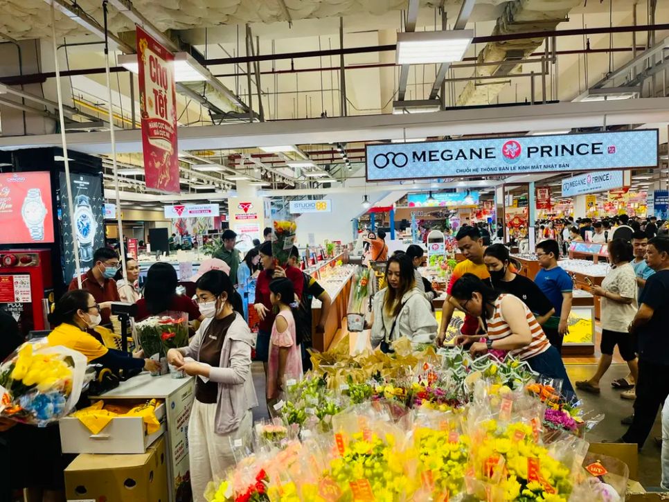 Người dân TPHCM nô nức mua sắm Tết