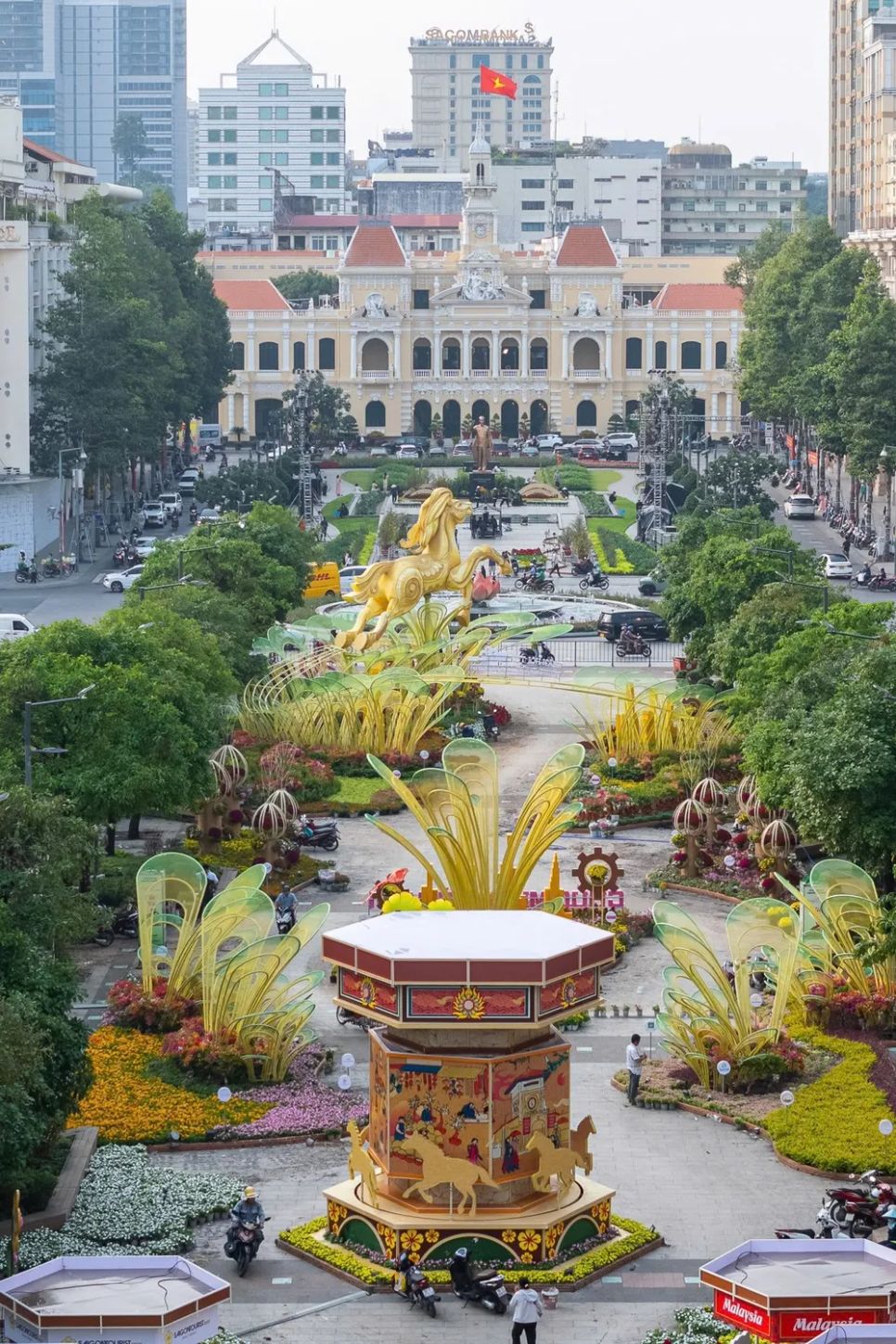 Đường hoa Nguyễn Huệ Tết Bính Ngọ 2026 nhìn từ trên cao