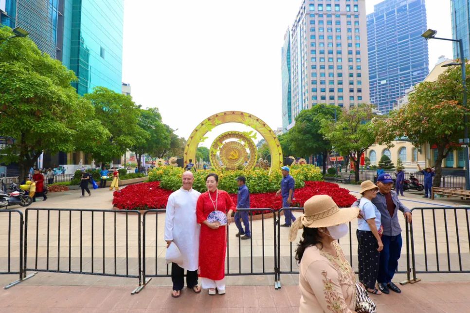 Người dân và du khách háo hức đón chờ đường hoa tết Bình Ngọ.