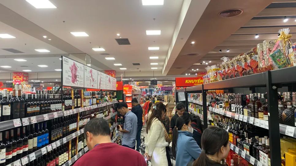 Người dân Hà Nội mua sắm Tết Bính Ngọ tại siêu thị Aeon Mall Hà Đông