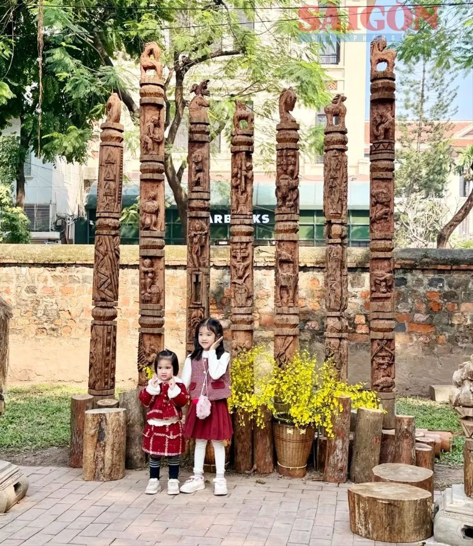 Bộ sưu tập là 7 cột đặc tả đời sống sinh hoạt của người Ê Đê