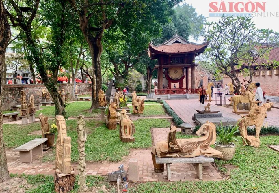 Các tác phẩm điêu khắc ngựa gỗ theo hình thức văn hoá bản địa Tây Nguyên đang được trưng bày tại Di tích Quốc gia đặc biệt Văn Miếu - Quốc Tử Giám (Hà Nội)