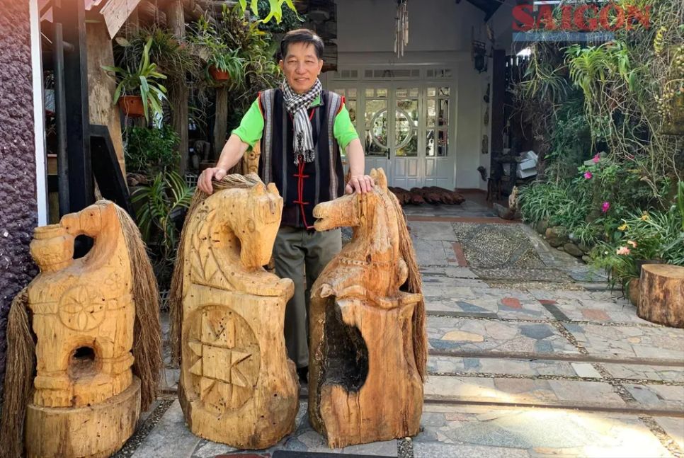 Nhà nghiên cứu Đặng Minh Tâm bên những tác phẩm ngựa gỗ do mình chế tác
