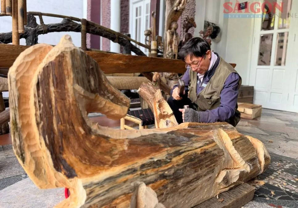 Nhà nghiên cứu Đặng Minh Tâm thực hiện tạc tượng ngựa gỗ tại sân nhà