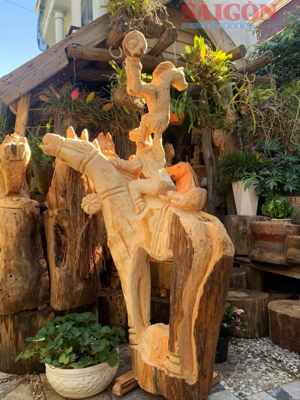 Tác phẩm bộ tượng gỗ 3 chú ngựa cõng nhau được đục thô mộc