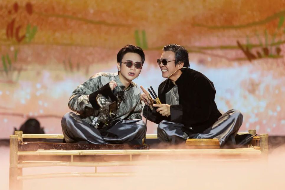 Hai cha con nhà Soobin cùng đứng chung sân khấu Hoa Xuân ca