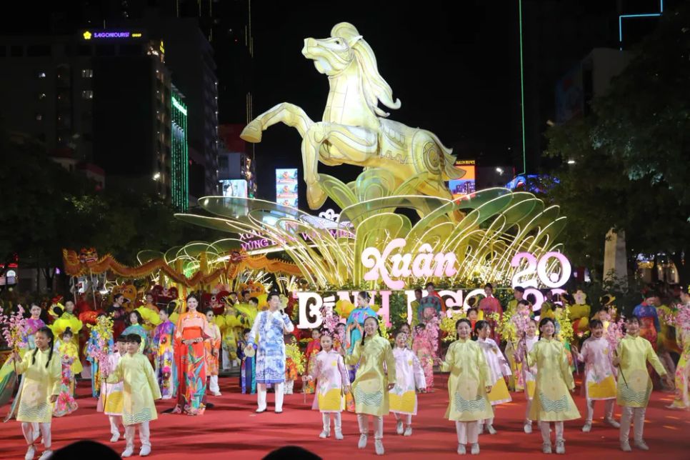 Ca sĩ Nguyễn Phi Hùng biểu diễn trong chương trình chào mừng khai mạc Đường hoa Nguyễn Huệ Tết Nguyên đán Bính Ngọ 2026. Ảnh: DŨNG PHƯƠNG