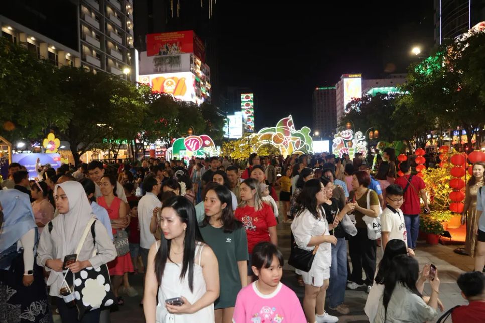 Đông đảo người dân tham quan Đường hoa Nguyễn Huệ Tết Bính Ngọ 2026. Ảnh: DŨNG PHƯƠNG