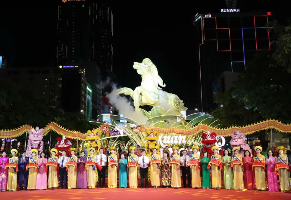 Lãnh đạo TPHCM và các đại biểu cắt băng khai mạc Đường hoa Nguyễn Huệ Tết Bính Ngọ năm 2026. Ảnh: DŨNG PHƯƠNG