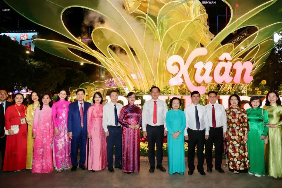 Lãnh đạo TPHCM và các đại biểu chụp ảnh kỷ niệm tại Đường hoa Nguyễn Huệ tết Bính Ngọ năm 2026. Ảnh: DŨNG PHƯƠNG