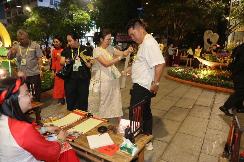 Người dân xin chữ tại Đường hoa Nguyễn Huệ Tết Bính Ngọ 2026. Ảnh: DŨNG PHƯƠNG