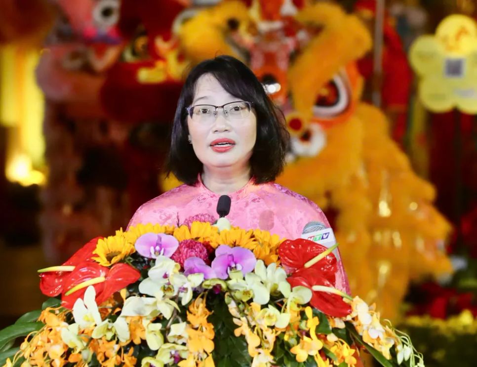 Phó Chủ tịch UBND TPHCM Trần Thị Diệu Thúy phát biểu khai mạc Đường hoa Nguyễn Huệ Tết Nguyên đán Bính Ngọ 2026. Ảnh: DŨNG PHƯƠNG