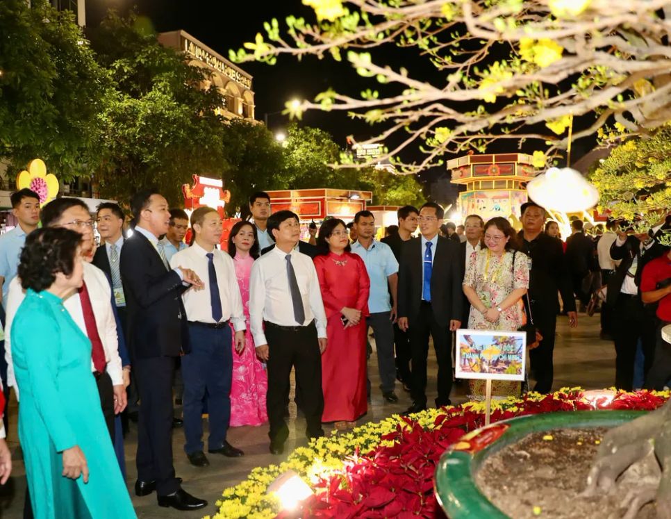 Sắc hoa rực rỡ trên đường hoa tết đem lại những giờ phút thưởng thức và thư giãn cho người dân và du khách khi đến với TPHCM dịp tết đến xuân về. Ảnh: DŨNG PHƯƠNG