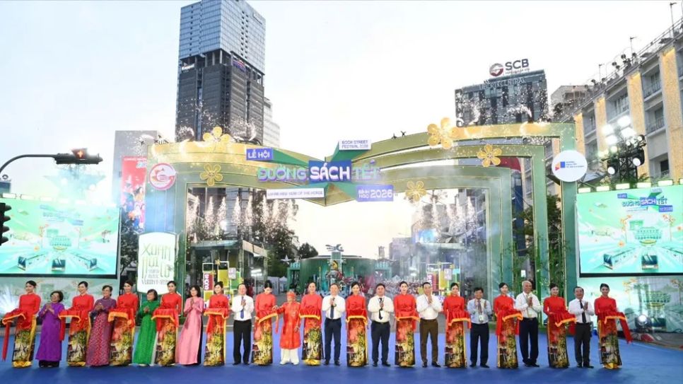 Các đại biểu cắt băng khai mạc Lễ hội Đường sách Tết Bính Ngọ 2026. Ảnh: DŨNG PHƯƠNG Các đại biểu cắt băng khai mạc Lễ hội Đường sách Tết Bính Ngọ 2026. Ảnh: DŨNG PHƯƠNG