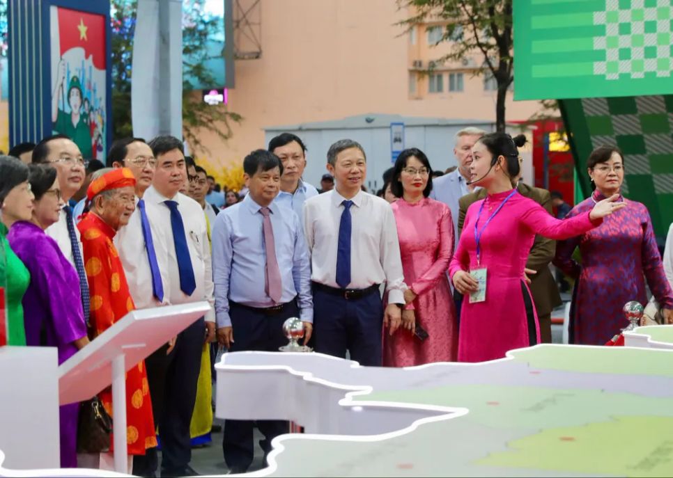 Các đại biểu nghe giới thiệu sa bàn TPHCM sau hợp nhất được trưng bày tại Lễ hội Đường sách Tết Bính Ngọ 2026. Ảnh: DŨNG PHƯƠNG Các đại biểu nghe giới thiệu sa bàn TPHCM sau hợp nhất được trưng bày tại Lễ hội Đường sách Tết Bính Ngọ 2026. Ảnh: DŨNG PHƯƠNG