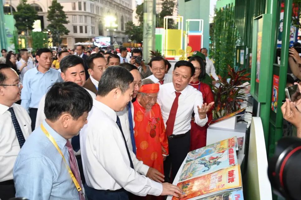 Các đại biểu tham quan gian hàng báo xuân tại Lễ hội Đường sách Tết Bính Ngọ 2026. Ảnh: DŨNG PHƯƠNG Các đại biểu tham quan gian hàng báo xuân tại Lễ hội Đường sách Tết Bính Ngọ 2026. Ảnh: DŨNG PHƯƠNG