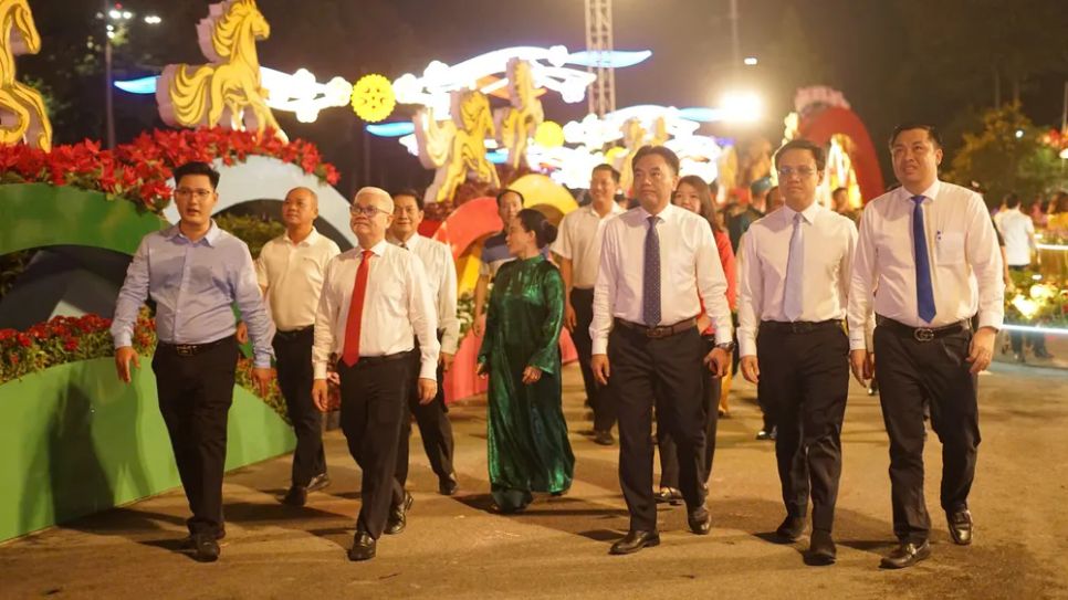 Các đại biểu tham quan Lễ hội Đường sách Tết và Hội hoa xuân Bính Ngọ 2026 tại phường Bình Dương Các đại biểu tham quan Lễ hội Đường sách Tết và Hội hoa xuân Bính Ngọ 2026 tại phường Bình Dương