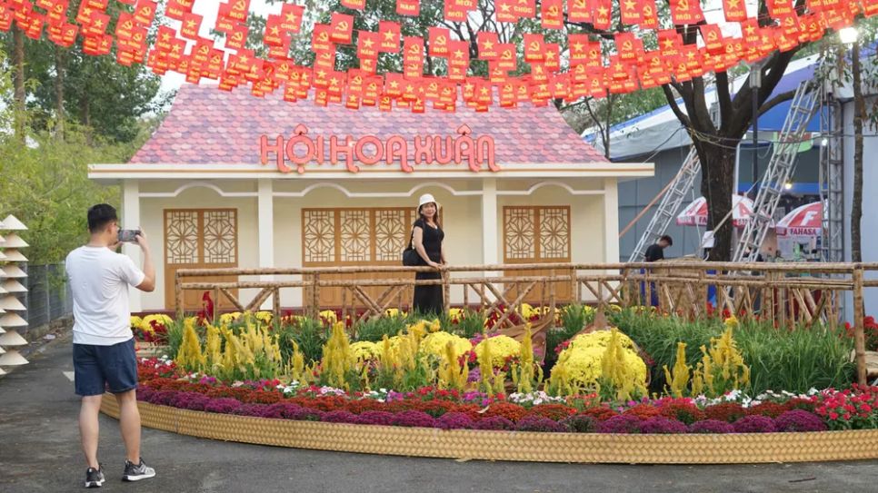 Người dân tham quan, chụp hình lưu niệm tại Lễ hội Đường sách tết và Hội hoa xuân Bính Ngọ 2026<span style=