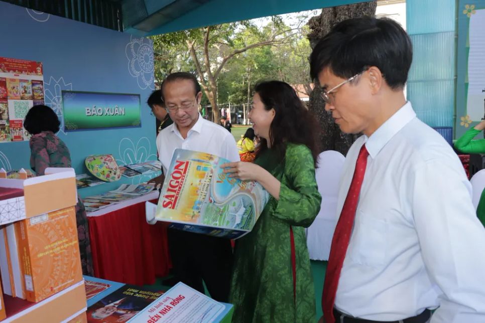 <p> Các đại biểu xem giai phẩm Xuân của Báo Sài Gòn Giải Phóng tại khu vực trưng bày báo xuân, Đường sách Tết Bính Ngọ 2026, phường Vũng Tàu . Ảnh: QUANG VŨ </p> <p> Các đại biểu xem giai phẩm Xuân của Báo Sài Gòn Giải Phóng tại khu vực trưng bày báo xuân, Đường sách Tết Bính Ngọ 2026, phường Vũng Tàu . Ảnh: QUANG VŨ </p>