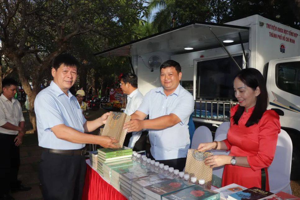<p> Gian hàng tặng sách cho bạn đọc tham gia Lễ hội Đường sách Tết Bính Ngọ 2026 tại phường Vũng Tàu. Ảnh: QUANG VŨ </p> <p> Gian hàng tặng sách cho bạn đọc tham gia Lễ hội Đường sách Tết Bính Ngọ 2026 tại phường Vũng Tàu. Ảnh: QUANG VŨ </p>