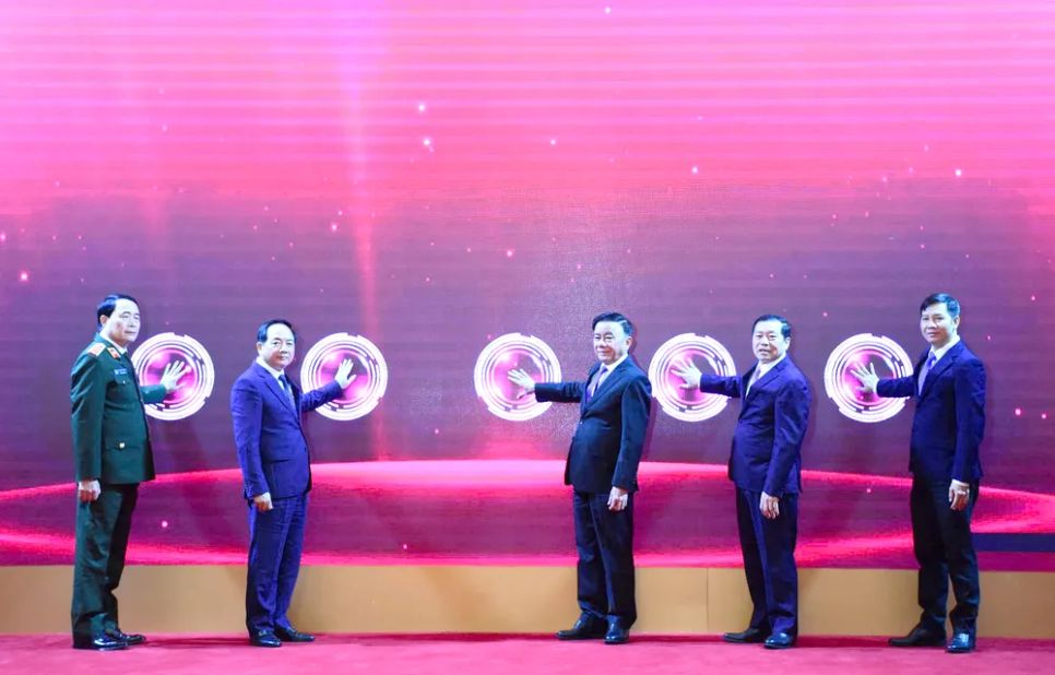 Bấm nút khởi động Ứng dụng di động Tuyên giáo và Dân vận