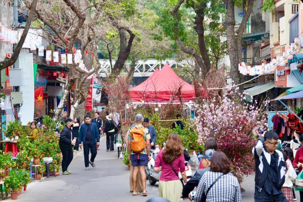 Chợ hoa Xuân phố cổ thu hút đông đảo khách tham quan, mua sắm