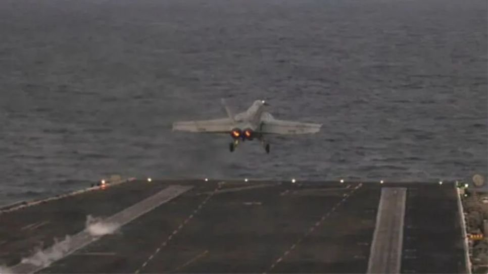 Một chiếc F/A-18E Super Hornet thuộc Phi đội Chiến đấu Cơ (VFA) 14 cất cánh từ sàn đáp của tàu sân bay lớp Nimitz USS Abraham Lincoln trên Biển Arab. Ảnh: Hải quân Mỹ