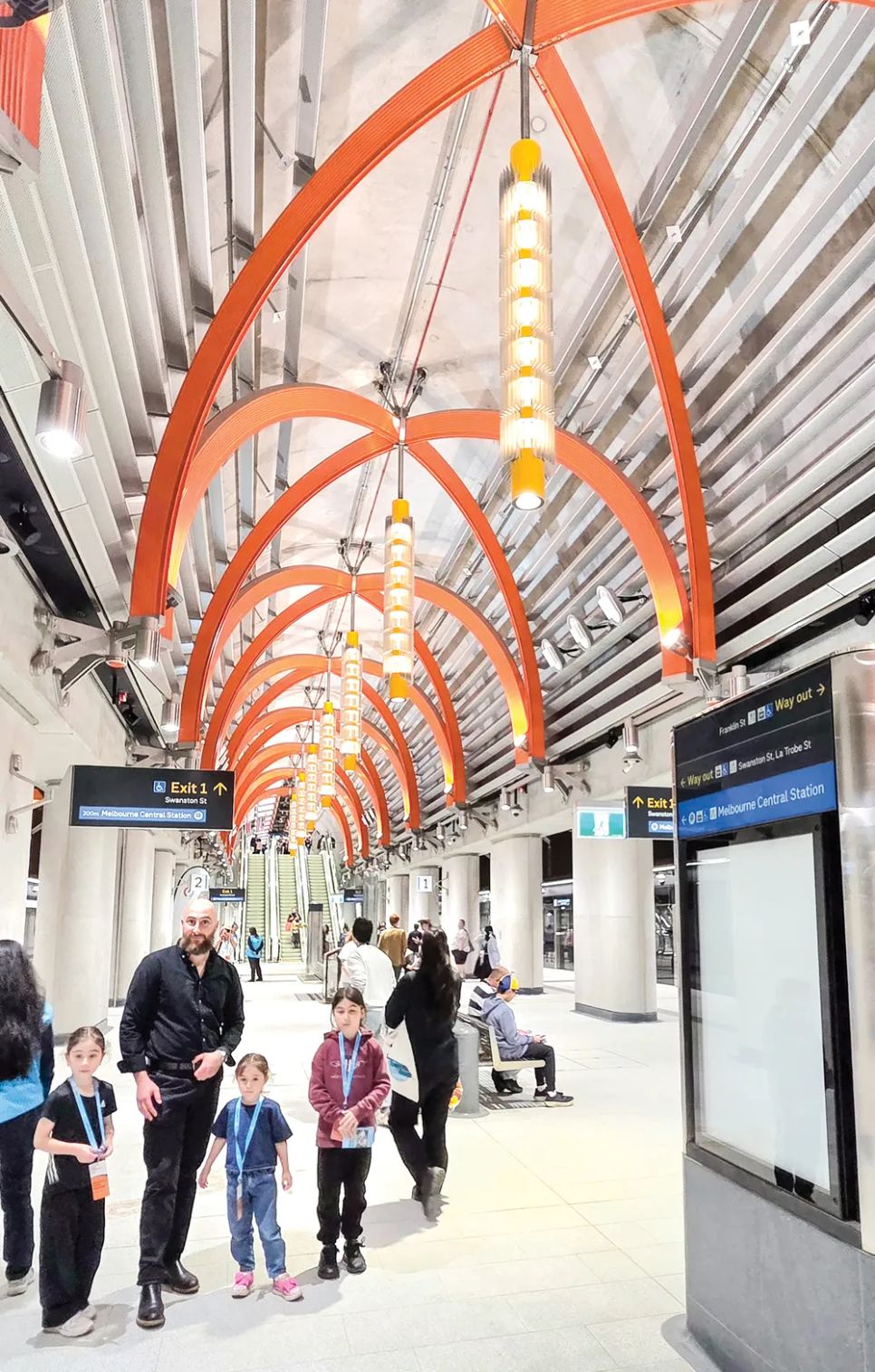 Nhà ga ngầm metro mang tên State Library ở Melbourne, Australia được thiết kế như cung điện. Ảnh: PHÚC TIẾN